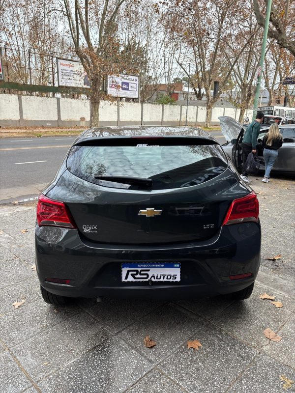 Chevrolet Onix 1.4 Ltz At 98cv - Imagen 11