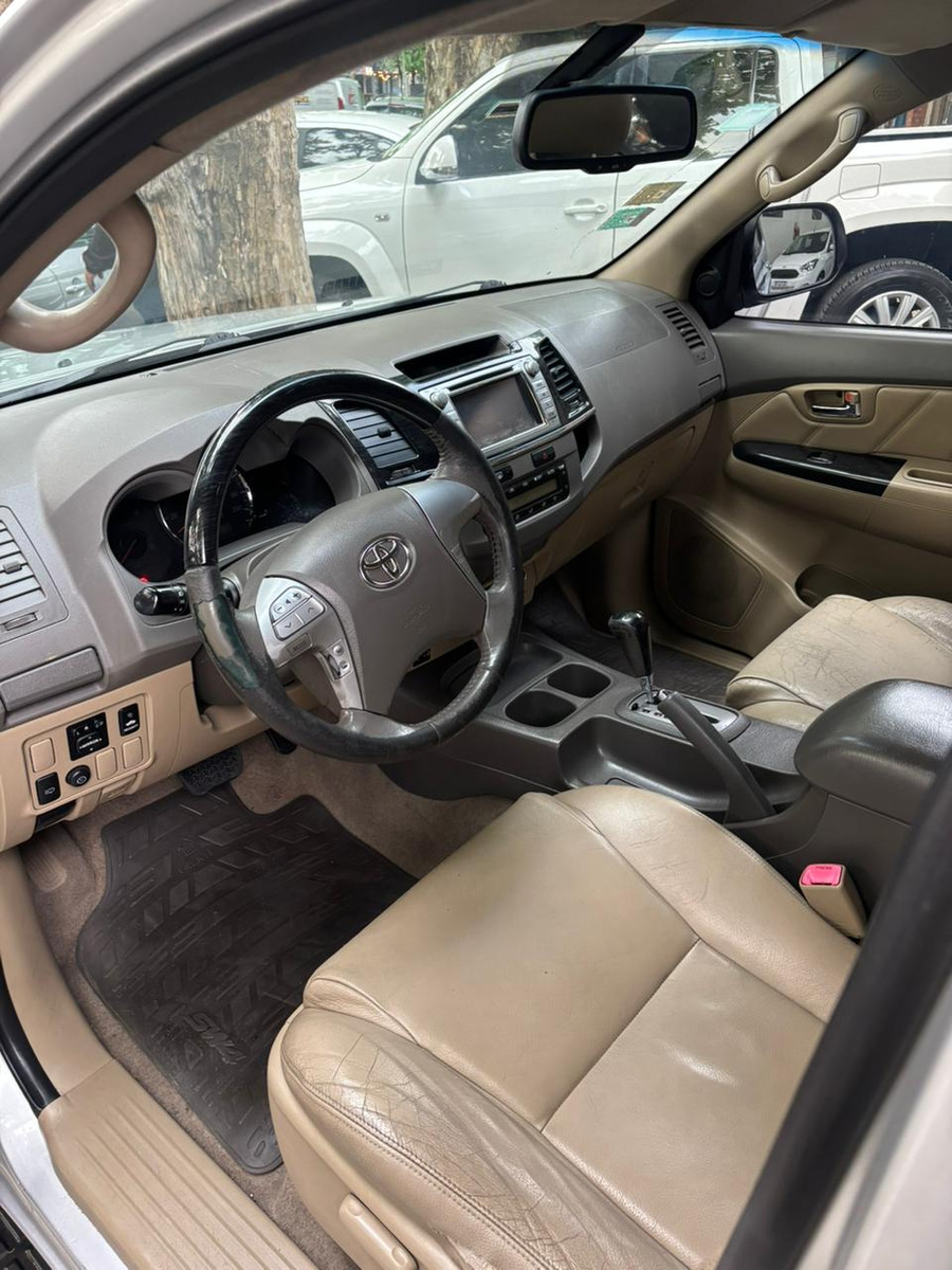 Toyota Hilux Sw4 2.7 Srv Cuero Vvti 4x2 4at 7 Asientos - Imagen 12