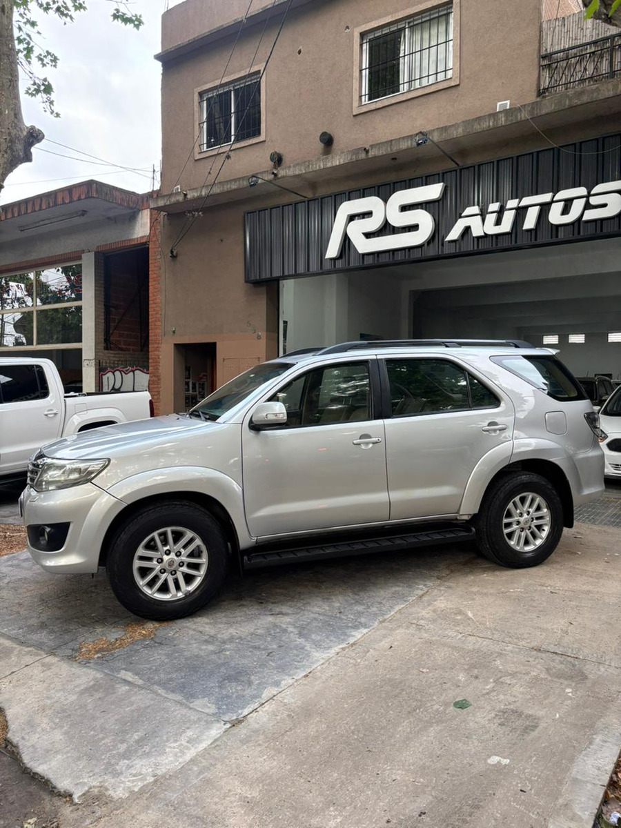 Toyota Hilux Sw4 2.7 Srv Cuero Vvti 4x2 4at 7 Asientos - Imagen 4