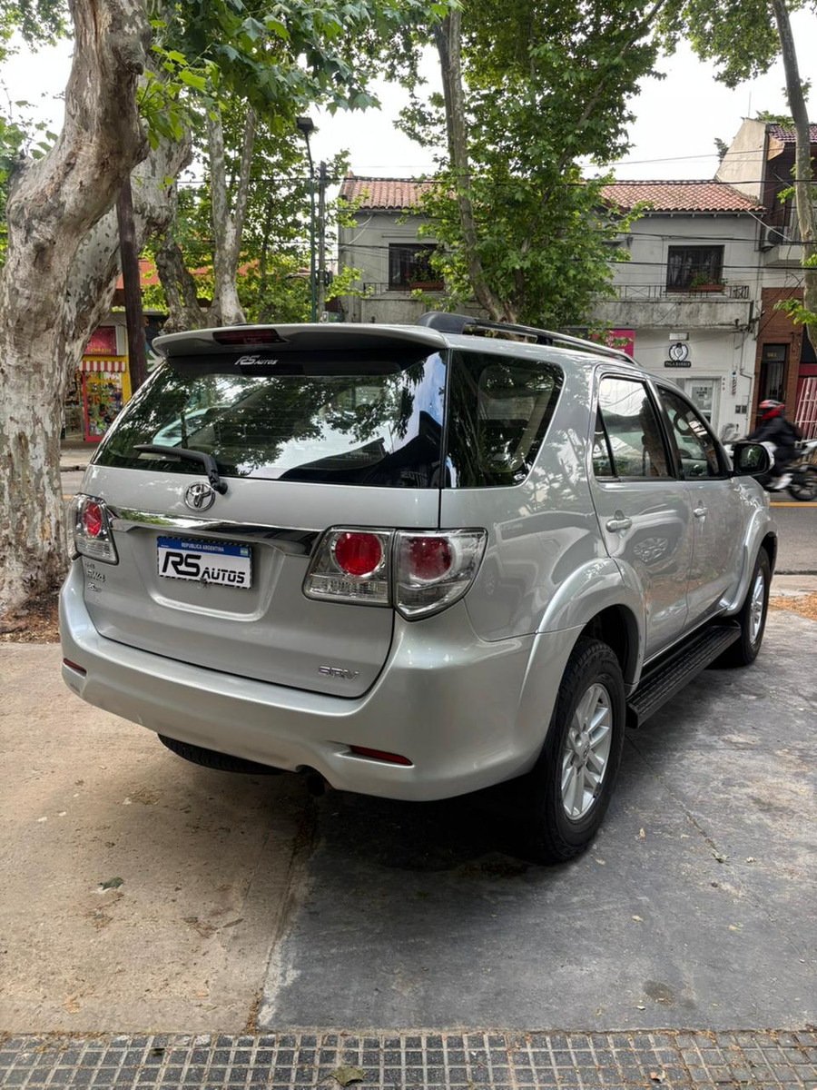 Toyota Hilux Sw4 2.7 Srv Cuero Vvti 4x2 4at 7 Asientos - Imagen 10