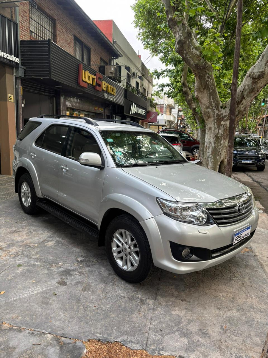 Toyota Hilux Sw4 2.7 Srv Cuero Vvti 4x2 4at 7 Asientos - Imagen 3